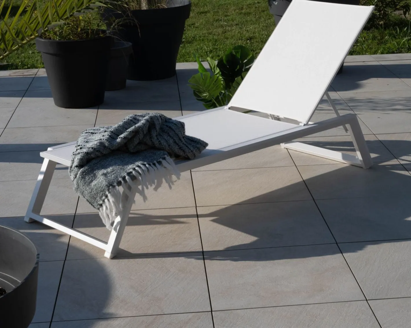 Hot Transat blanc design épuré en aluminium et textilène "Campobello" Bain De Soleil