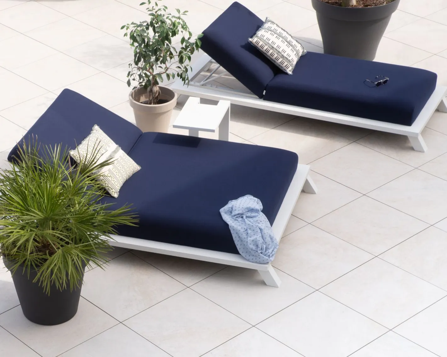 Transat haut de gamme bleu et blanc "Nusa Pedina" tissu Sunbrella Bain De Soleil