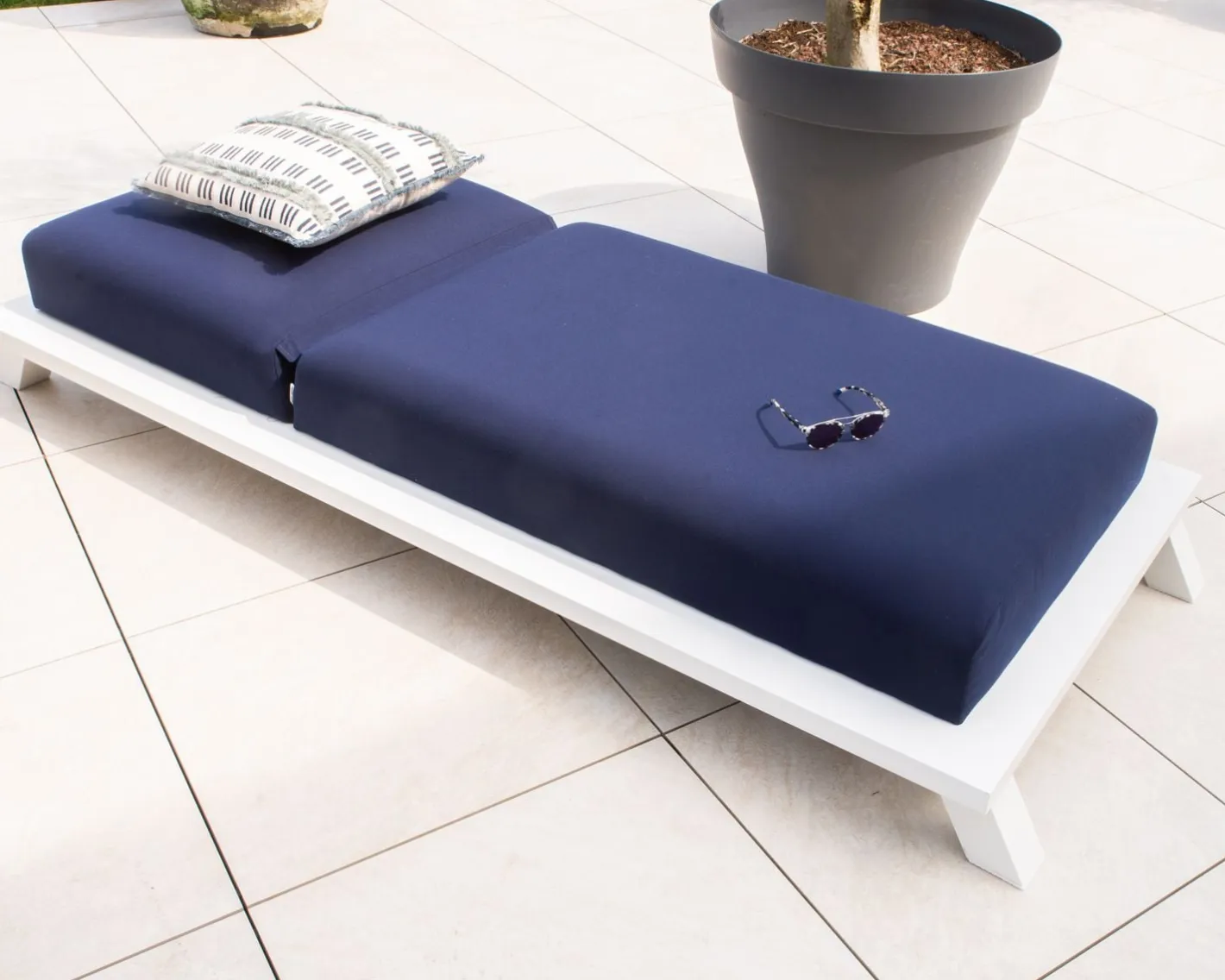 Transat haut de gamme bleu et blanc "Nusa Pedina" tissu Sunbrella Bain De Soleil