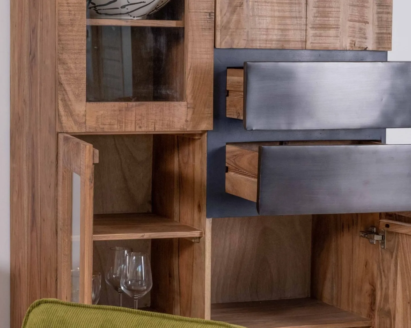 Online Vaisselier contemporain en acacia avec portes vitrées et tiroirs noirs "Bennett" Vaisselier|Buffet Et Bahut