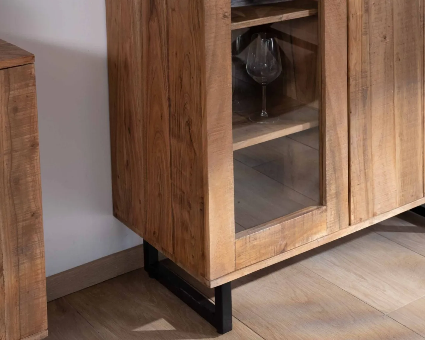 Online Vaisselier contemporain en acacia avec portes vitrées et tiroirs noirs "Bennett" Vaisselier|Buffet Et Bahut
