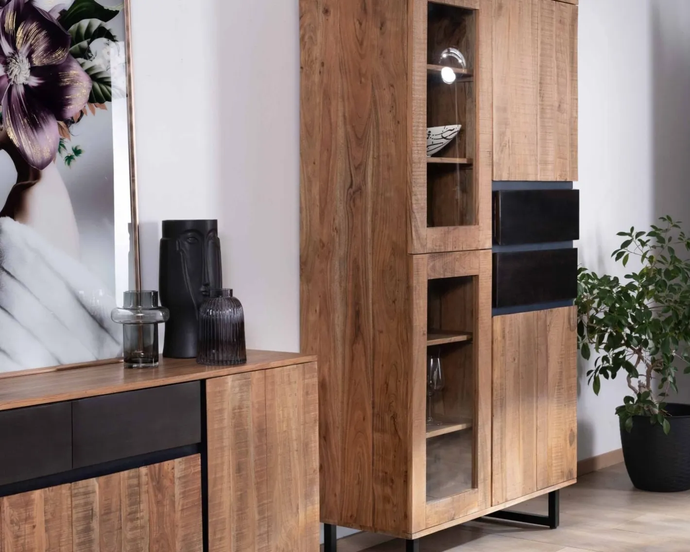 Online Vaisselier contemporain en acacia avec portes vitrées et tiroirs noirs "Bennett" Vaisselier|Buffet Et Bahut