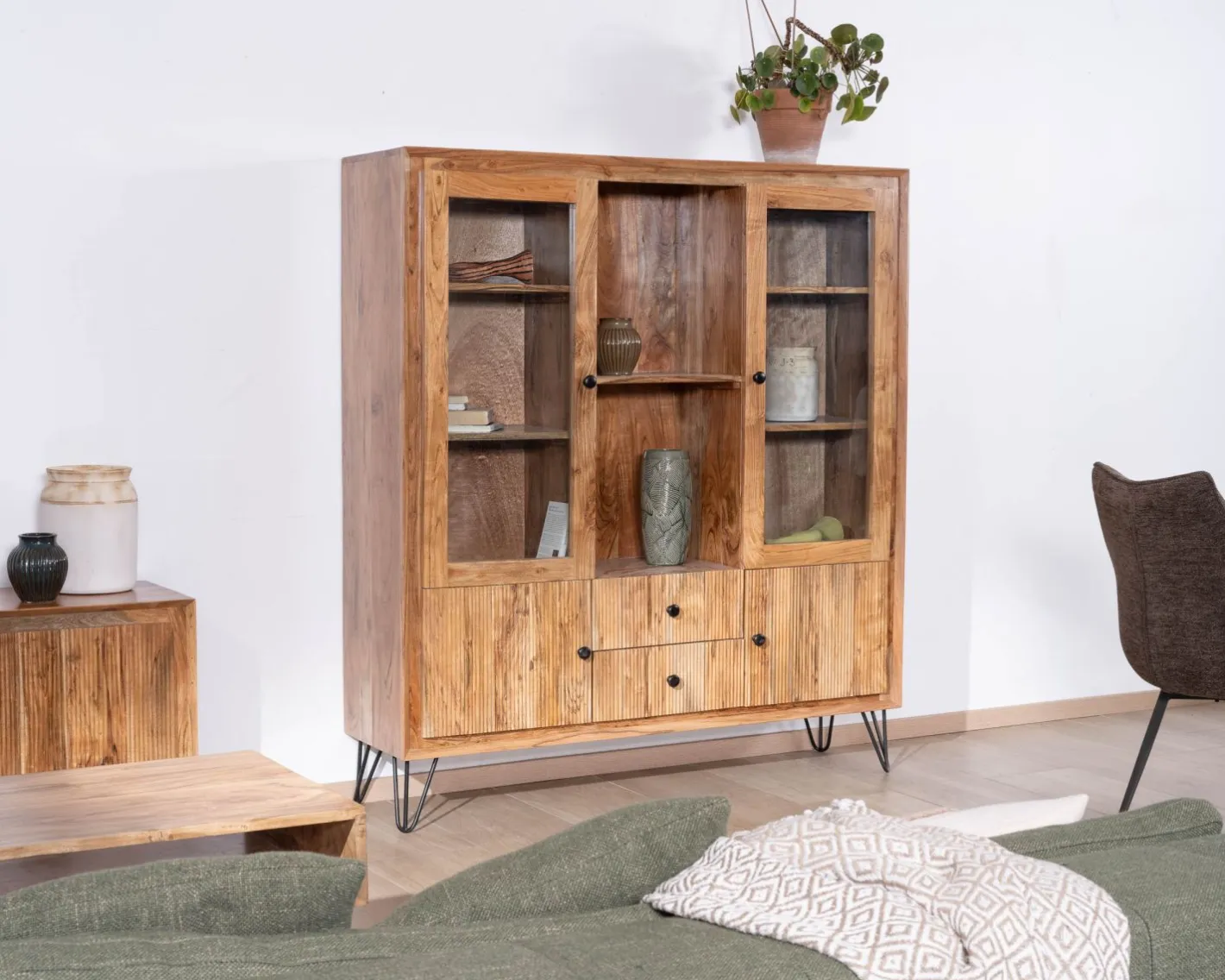 Outlet Vaisselier rétro en acacia et pieds métal "Wendy" avec façades gaufrées et portes vitrées Vaisselier|Vitrine Et Argentier