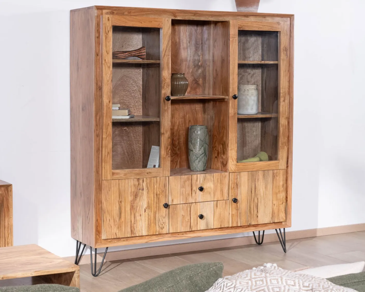Outlet Vaisselier rétro en acacia et pieds métal "Wendy" avec façades gaufrées et portes vitrées Vaisselier|Vitrine Et Argentier