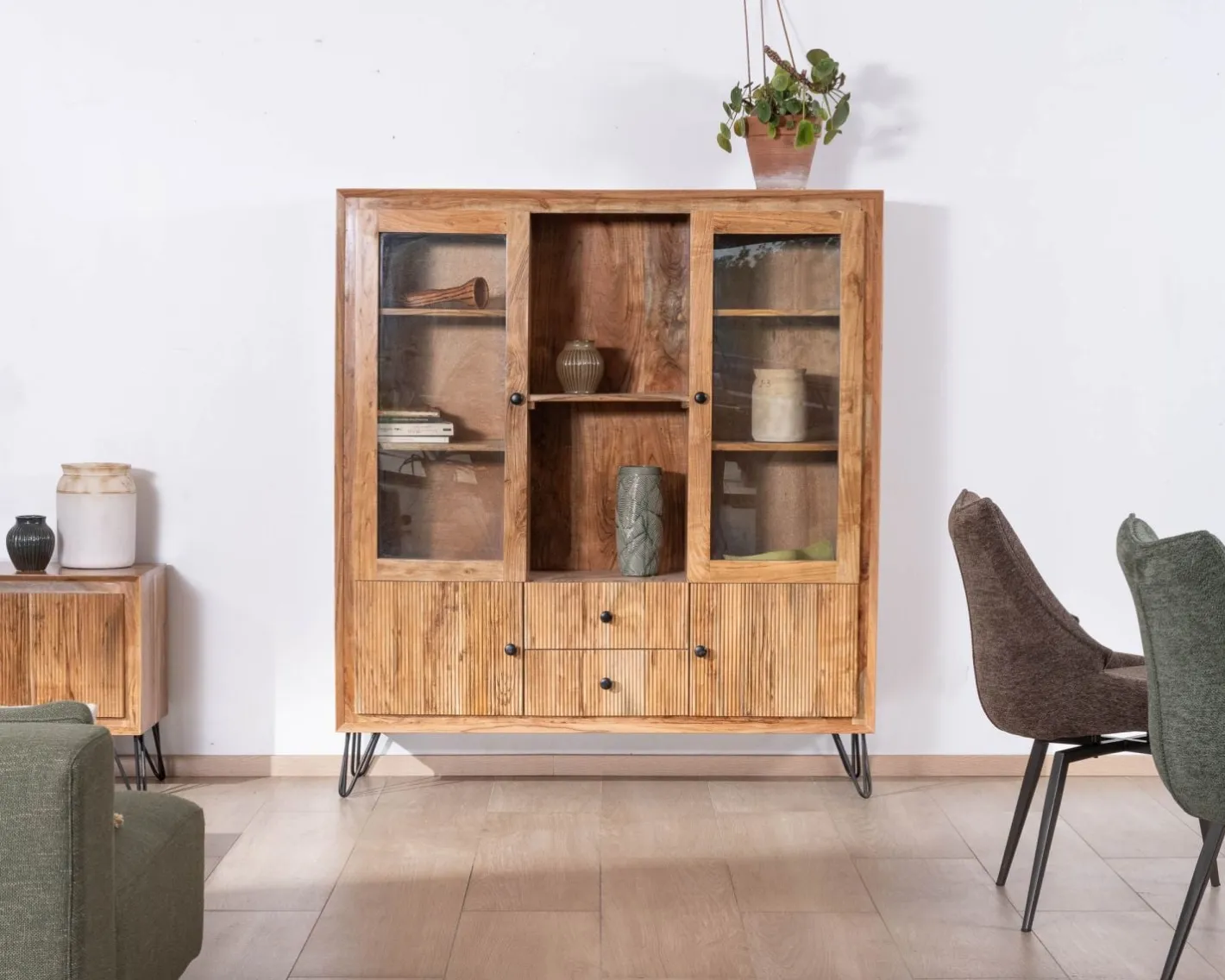 Outlet Vaisselier rétro en acacia et pieds métal "Wendy" avec façades gaufrées et portes vitrées Vaisselier|Vitrine Et Argentier