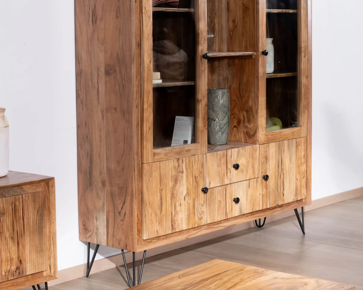 Outlet Vaisselier rétro en acacia et pieds métal "Wendy" avec façades gaufrées et portes vitrées Vaisselier|Vitrine Et Argentier