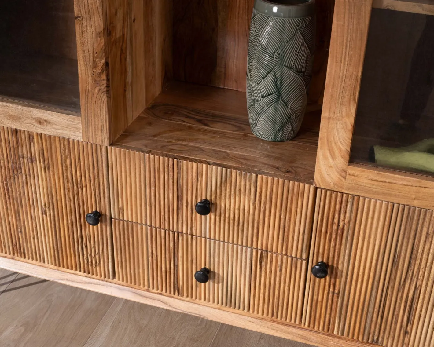 Outlet Vaisselier rétro en acacia et pieds métal "Wendy" avec façades gaufrées et portes vitrées Vaisselier|Vitrine Et Argentier