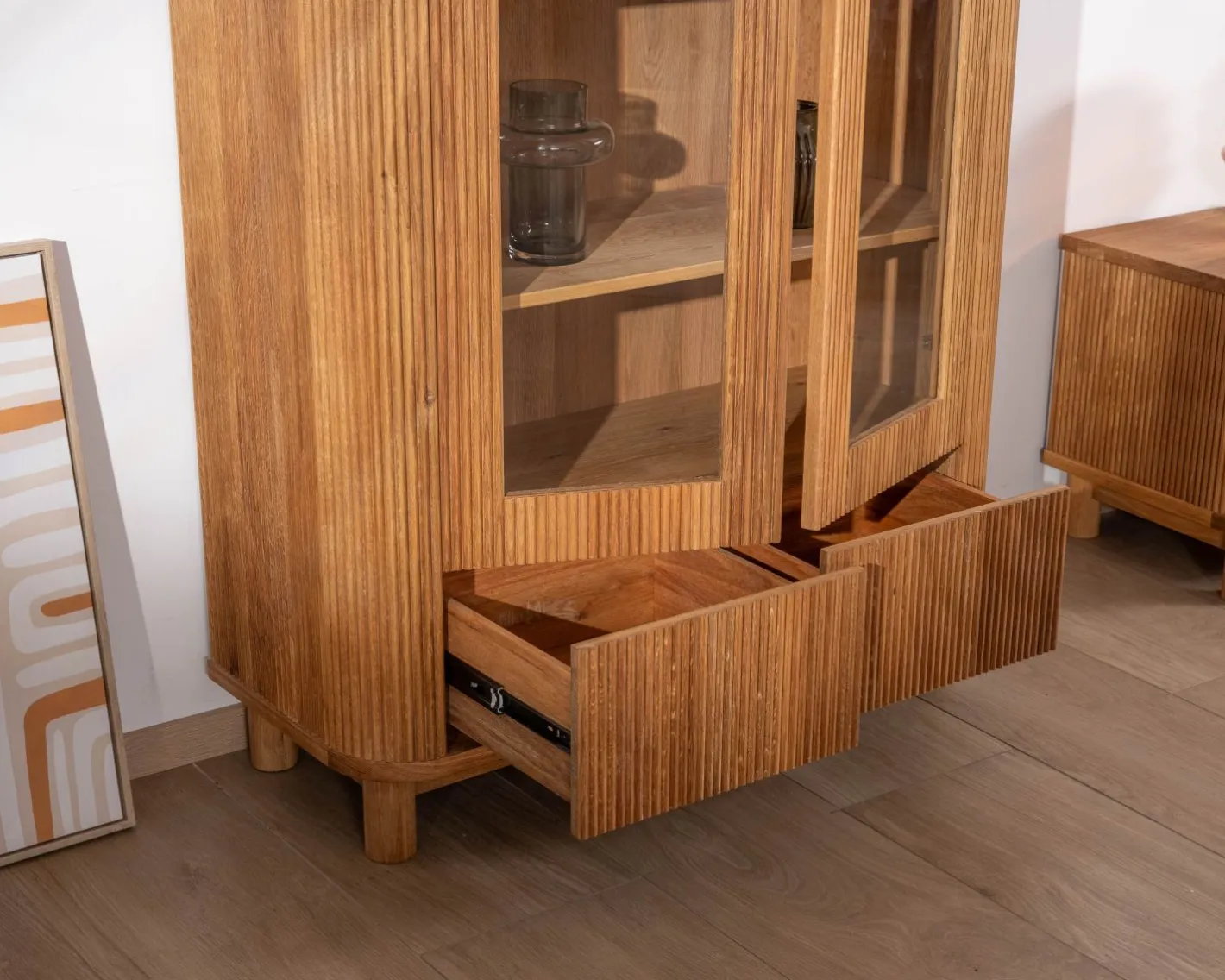 Online Vitrine avec 2 tiroirs bas style rétro "Winton" en chêne huilé aspect gaufré Vitrine Et Argentier|Rangement